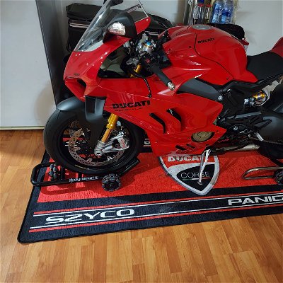 Multi-directional motorcycle stand — rider setup 02
