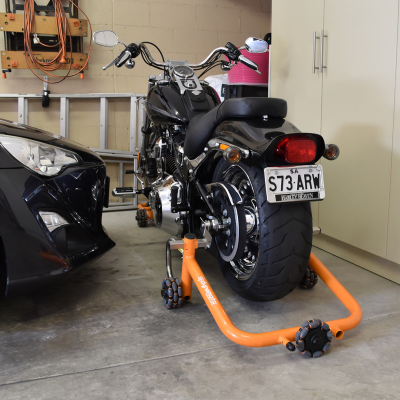 Multi-directional motorcycle stand — rider setup 03
