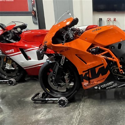 Multi-directional motorcycle stand — rider setup 01