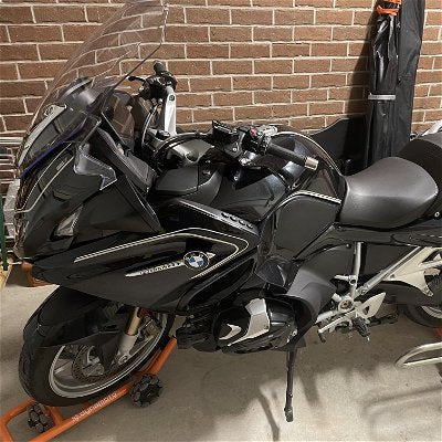 Multi-directional motorcycle stand — rider setup 04