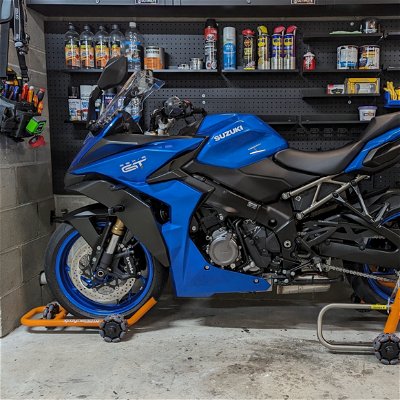 Multi-directional motorcycle stand — rider setup 05
