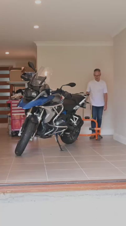 Multi-directional front and rear motorcycle stand — exact-product video 02