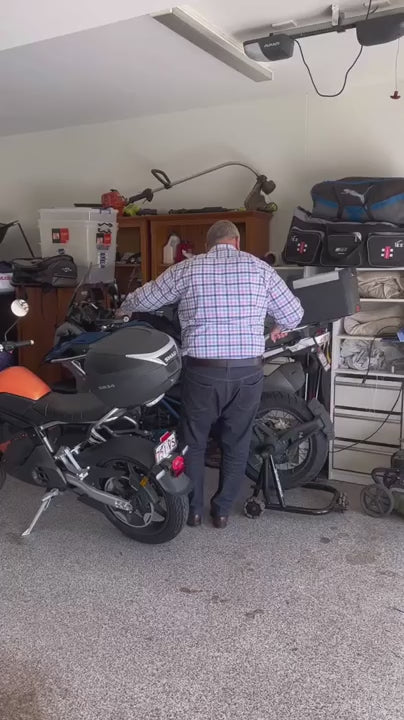 Multi-directional front and rear motorcycle stand — exact-product video 01